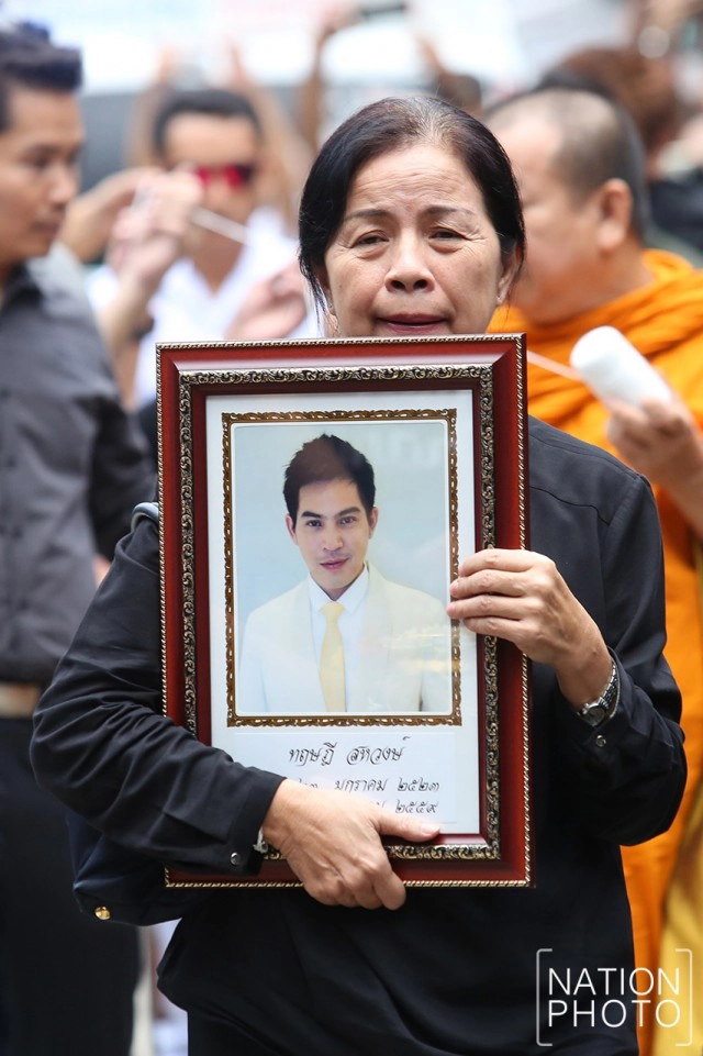 ภาพชุด แม่"ปอ ทฤษฎี"นำขบวนเคลื่อนศพ"ลูก"ถึงวัดกลางพระอารามหลวง