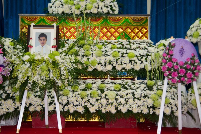 ภาพชุด พิธีรดน้ำศพ "ปอ ทฤษฎี" คนร่วมอาลัยแน่น