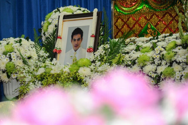 ภาพชุด พิธีรดน้ำศพ "ปอ ทฤษฎี" คนร่วมอาลัยแน่น