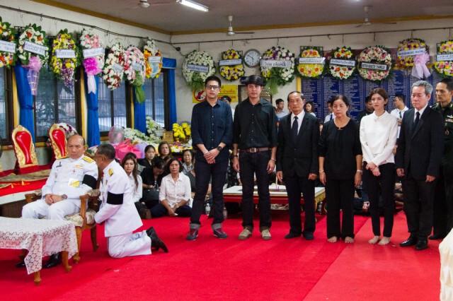 ภาพชุด พิธีรดน้ำศพ "ปอ ทฤษฎี" คนร่วมอาลัยแน่น