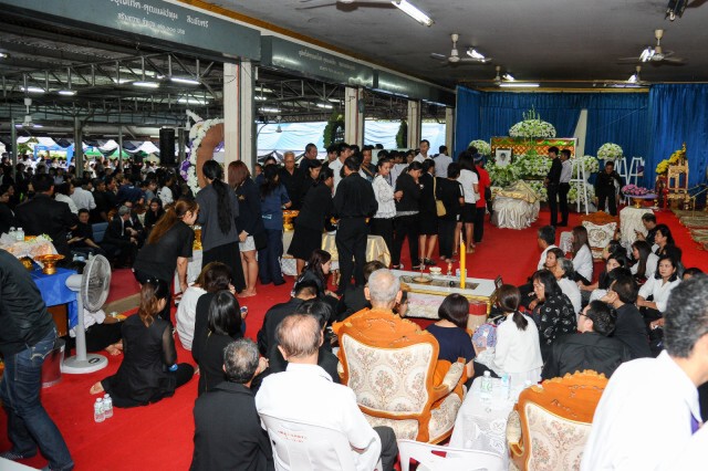ภาพชุด พิธีรดน้ำศพ "ปอ ทฤษฎี" คนร่วมอาลัยแน่น