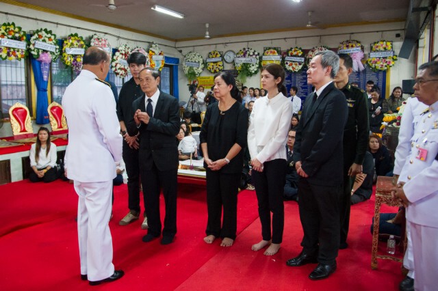 ภาพชุด พิธีรดน้ำศพ "ปอ ทฤษฎี" คนร่วมอาลัยแน่น