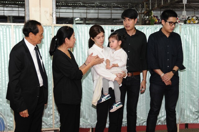 อ้อมกอดแม่ ยังอุ้นแท้ แม้ไร้พ่อ