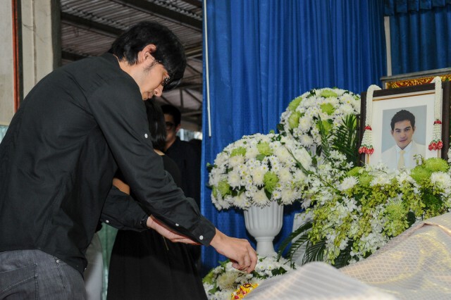 ภาพชุด พิธีรดน้ำศพ "ปอ ทฤษฎี" คนร่วมอาลัยแน่น