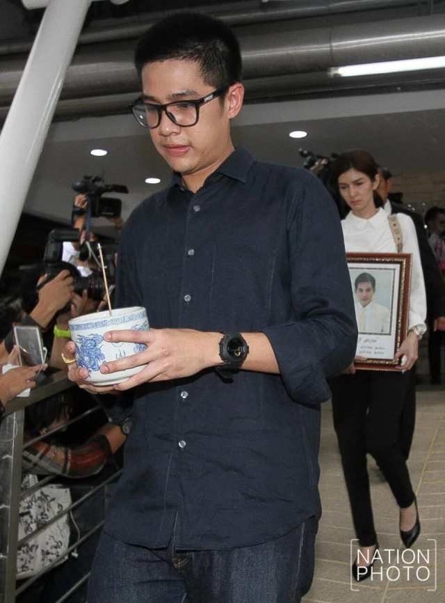 ภาพชุด สุดอาลัย เคลื่อนศพ "ปอ ทฤษฎี" กลับบุรีรัมย์