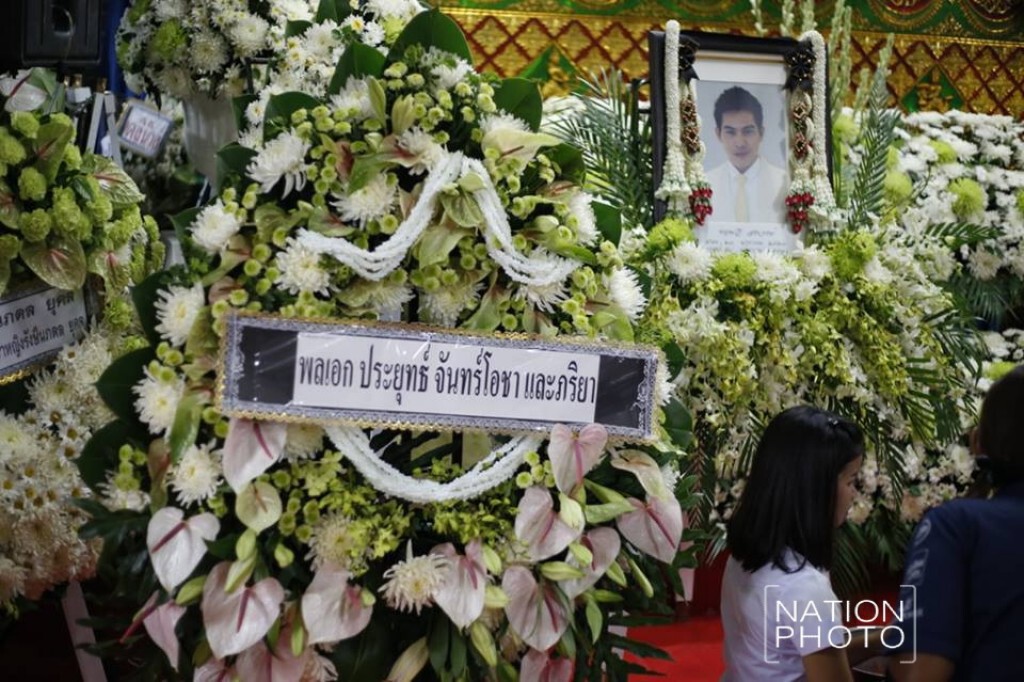 ประยุทธ์ ส่งพวงหรีด ร่วมอาลัย "ปอ ทฤษฎี" ประยุทธ์ ส่งพวงหรีด ร่วมอาลัย "ปอ ทฤษฎี"