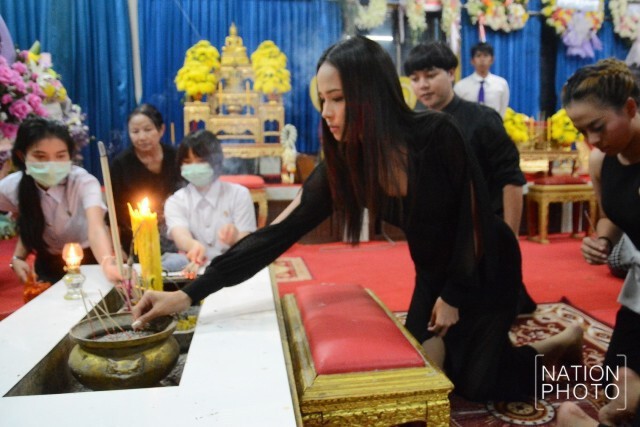 เหล่าศิลปินดารา ร่วมสวดอภิธรรมศพ"ปอ ทฤษฎี" ในคืนที่3