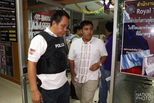 ทหารคุมตัวจ่านิว ส่งให้ตร. ข้อหาฝ่าฝืนคำสั่งของคสช