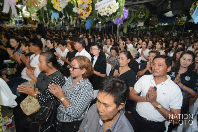 ประชาชนร่วมสวดอภิธรรม “ปอ ทฤษฎี” ในคืนที่ 3 กว่า 3,000 คน