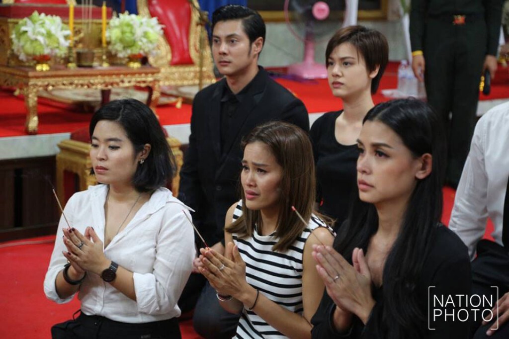 ศิลปินดารา ร่วมสวดอภิธรรมศพ"ปอ ทฤษฎี" ในคืนที่4 อย่างไม่ขาดสาย ศิลปินดารา ร่วมสวดอภิธรรมศพ"ปอ ทฤษฎี" ในคืนที่4 อย่างไม่ขาดสาย