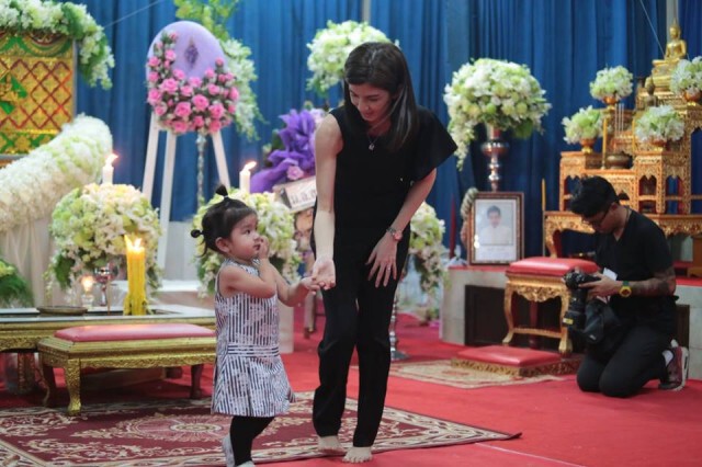ศิลปินดารา ร่วมสวดอภิธรรมศพ"ปอ ทฤษฎี" ในคืนที่4 อย่างไม่ขาดสาย