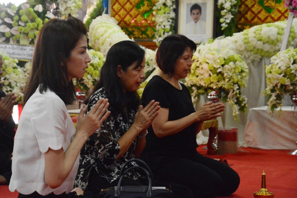 ศิลปินดาราร่วมเลี้ยงเพลพระ งานสวดอภิธรรมศพ "ปอ ทฤษฎี" วันที่ 5