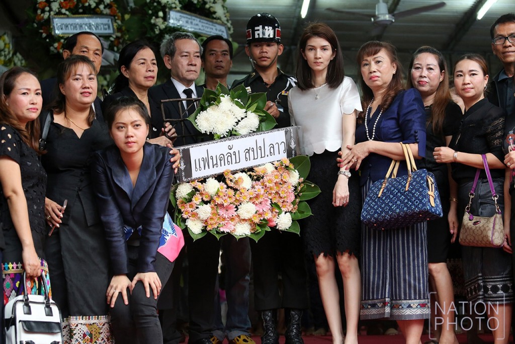 แฟนคลับ"ปอ ทฤษฎี" จากสปป.ลาว มอบพวงหรีดไว้อาลัย แฟนคลับ"ปอ ทฤษฎี" จากสปป.ลาว มอบพวงหรีดไว้อาลัย