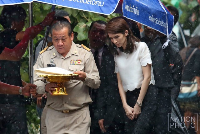 ภาพชุด...พระองค์โสมฯประทาน ดอกไม้จันทน์- ผ้าไตร ร่วมพระราชทานเพลิงศพ "ปอ ทฤษฎี"