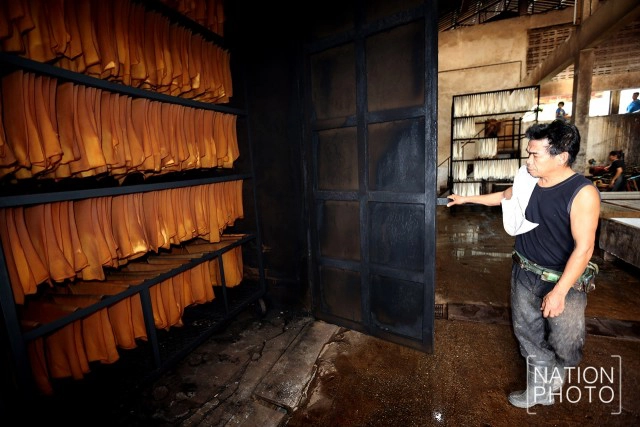 โรงงานสกย.บ้านทุ่งหรี่ ผลิตยางแผ่นรมควันชั้น 3