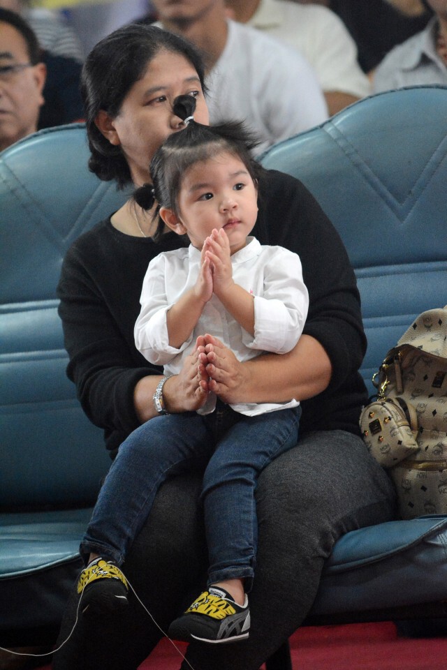 ศิลปินดาราร่วมเลี้ยงเพลพระ งานสวดอภิธรรมศพ "ปอ ทฤษฎี" วันที่ 5