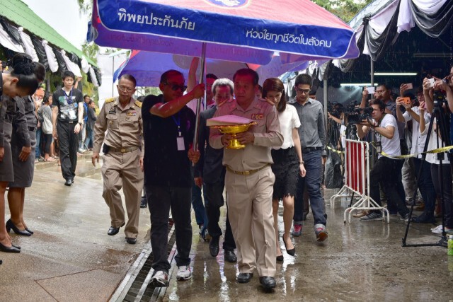 พระองค์โสม ประทานผ้าไตร-ดอกไม้จันทน์