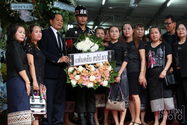 แฟนคลับ"ปอ ทฤษฎี"  จากสปป.ลาว มอบพวงหรีดไว้อาลัย