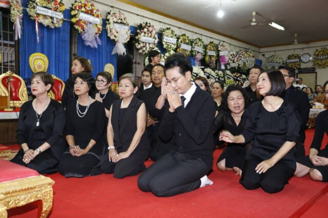 แฟนคลับ-ดารา-ผู้จัดละครช่อง 3 ร่วมงานสวดพระอภิธรรมศพ ปอ ทฤษฎี วันสุดท้ายแน่นขนัด
