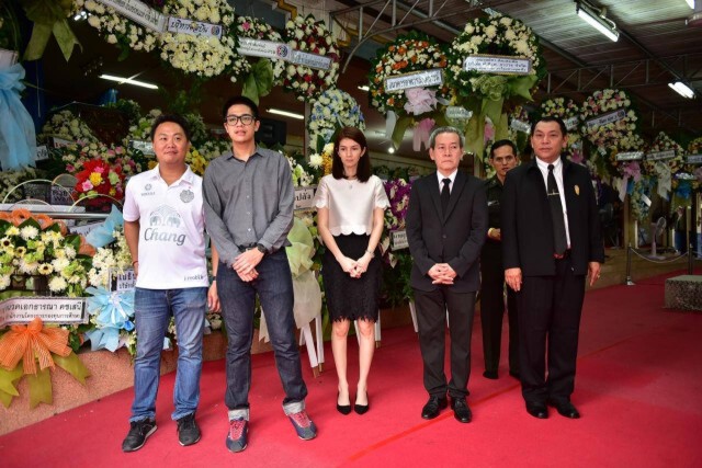 ภาพชุด...พระองค์โสมฯประทาน ดอกไม้จันทน์- ผ้าไตร ร่วมพระราชทานเพลิงศพ "ปอ ทฤษฎี"