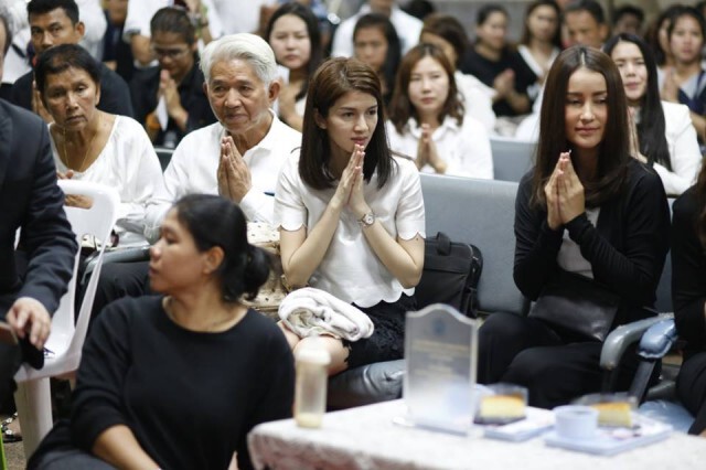 แฟนคลับ-ดารา-ผู้จัดละครช่อง 3 ร่วมงานสวดพระอภิธรรมศพ ปอ ทฤษฎี วันสุดท้ายแน่นขนัด