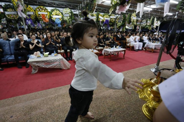แฟนคลับ-ดารา-ผู้จัดละครช่อง 3 ร่วมงานสวดพระอภิธรรมศพ ปอ ทฤษฎี วันสุดท้ายแน่นขนัด