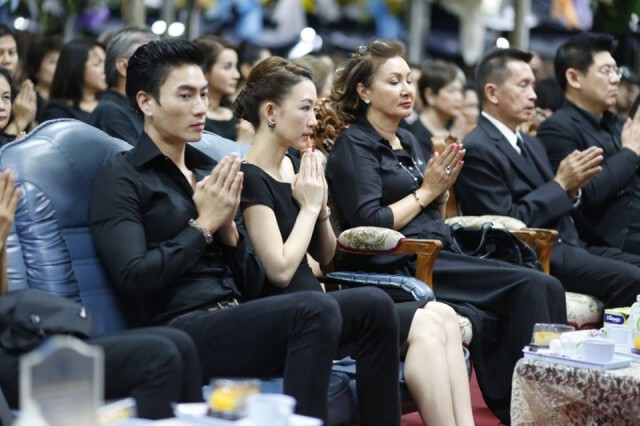 แฟนคลับ-ดารา-ผู้จัดละครช่อง 3 ร่วมงานสวดพระอภิธรรมศพ ปอ ทฤษฎี วันสุดท้ายแน่นขนัด