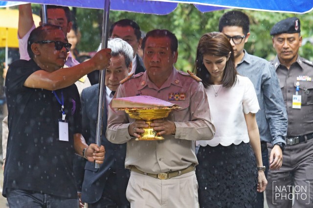 ภาพชุด...พระองค์โสมฯประทาน ดอกไม้จันทน์- ผ้าไตร ร่วมพระราชทานเพลิงศพ "ปอ ทฤษฎี"
