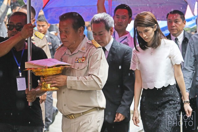 ภาพชุด...พระองค์โสมฯประทาน ดอกไม้จันทน์- ผ้าไตร ร่วมพระราชทานเพลิงศพ "ปอ ทฤษฎี"