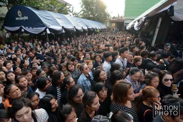 ภาพชุด มหาชนหลั่งไหล ร่วมส่ง "ปอ ทฤษฎี" สู่สรวงสวรรค์