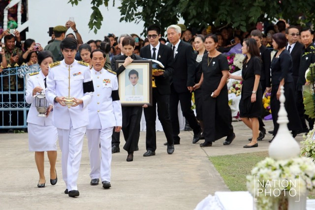ภาพชุด ครอบครัวสหวงษ์ เคลื่อนศพ "ปอ ทฤษฎี" ไปเมรุ