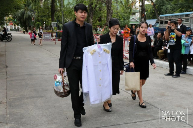 ภาพชุด ครอบครัวสหวงษ์ ในงานพระราชทานเพลิงศพ "ปอ ทฤษฎี" วันนี้