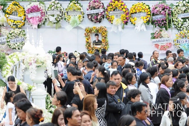 ประชาชนร่วมส่ง "ปอ ทฤษฎี" ครั้งสุดท้าย