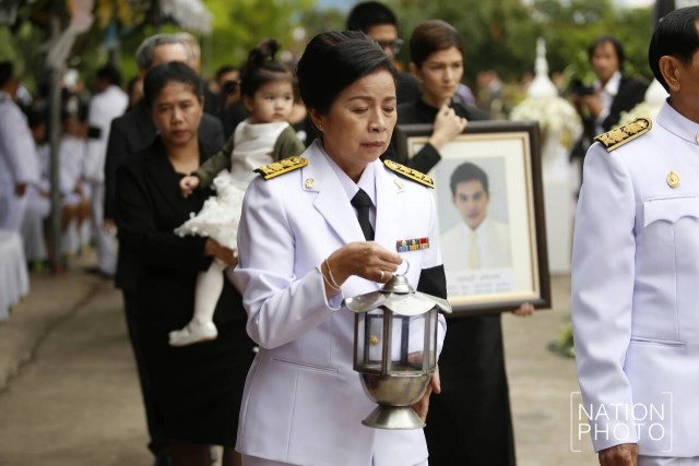 ภาพชุด ครอบครัวสหวงษ์ เคลื่อนศพ "ปอ ทฤษฎี" ไปเมรุ