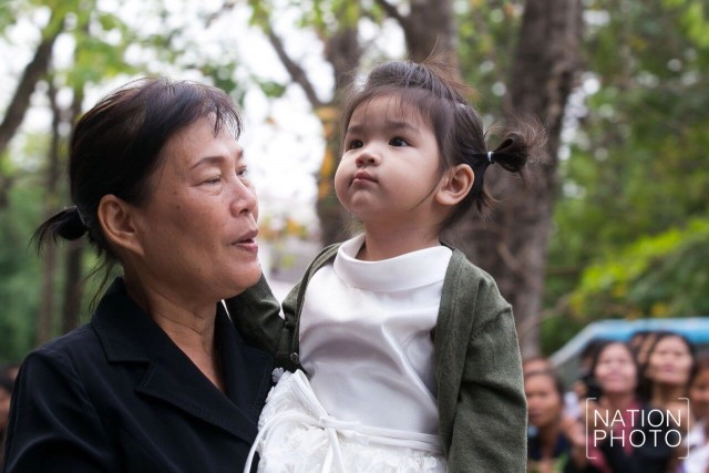 ภาพชุด ครอบครัวสหวงษ์ ในงานพระราชทานเพลิงศพ "ปอ ทฤษฎี" วันนี้