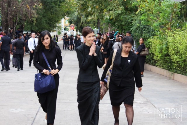 ภาพชุด ครอบครัวสหวงษ์ ในงานพระราชทานเพลิงศพ "ปอ ทฤษฎี" วันนี้