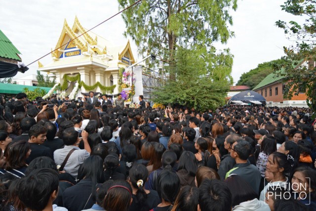 ภาพชุด มหาชนหลั่งไหล ร่วมส่ง "ปอ ทฤษฎี" สู่สรวงสวรรค์