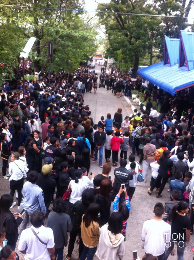 ปชช. ทยอยร่วมงานพิธีพระราชทานเพลิงศพ "ปอ ทฤษฎี"