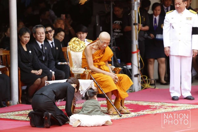 โบว์-น้องมะลิ กราบประธานฝ่ายสงฆ์  ในพิธีพระราชทานเพลิงศพ "ปอ ทฤษฎี"