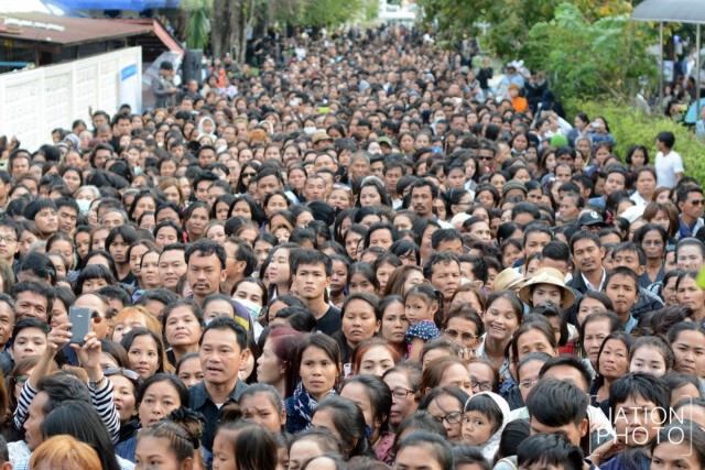 ภาพชุด มหาชนหลั่งไหล ร่วมส่ง "ปอ ทฤษฎี" สู่สรวงสวรรค์