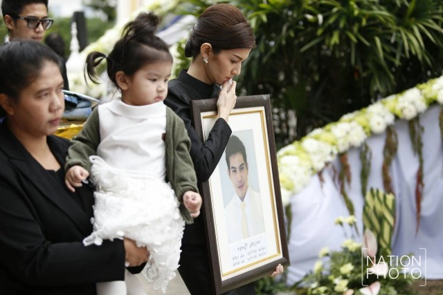 ภาพชุด ครอบครัวสหวงษ์ เคลื่อนศพ "ปอ ทฤษฎี" ไปเมรุ