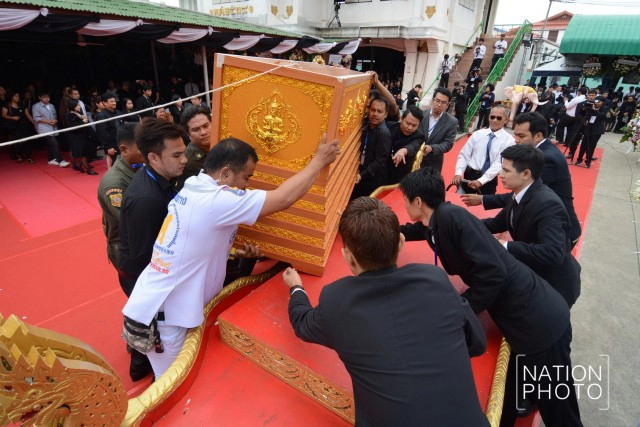 ภาพชุด ครอบครัวสหวงษ์ เคลื่อนศพ "ปอ ทฤษฎี" ไปเมรุ