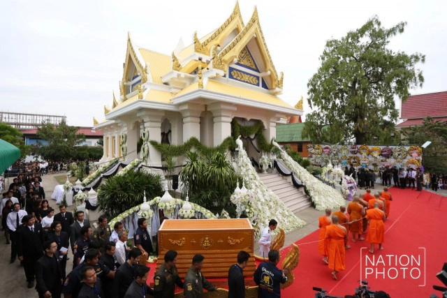 ภาพชุด ครอบครัวสหวงษ์ เคลื่อนศพ "ปอ ทฤษฎี" ไปเมรุ