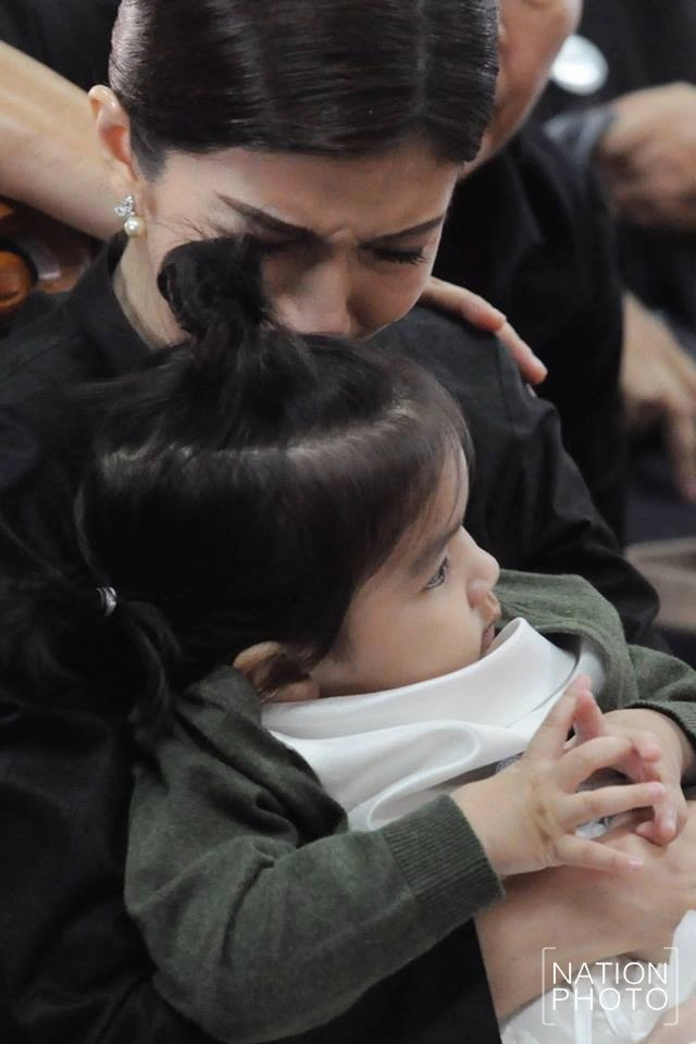 จนท.นำฉากกั้นรอบหีบศพ "ปอ ทฤษฎี" ให้ครอบครัว "สหวงษ์"ดูหน้าพระเอกดังเป็นครั้งสุดท้าย