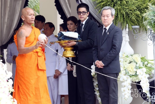 ภาพชุด ครอบครัวสหวงษ์ เคลื่อนศพ "ปอ ทฤษฎี" ไปเมรุ