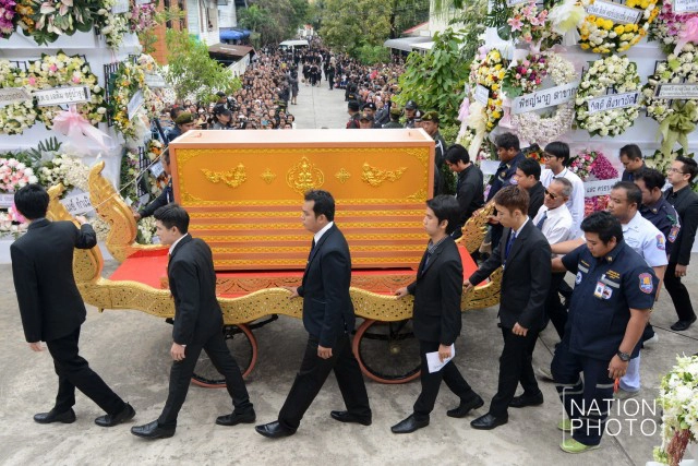 ภาพชุด ครอบครัวสหวงษ์ เคลื่อนศพ "ปอ ทฤษฎี" ไปเมรุ