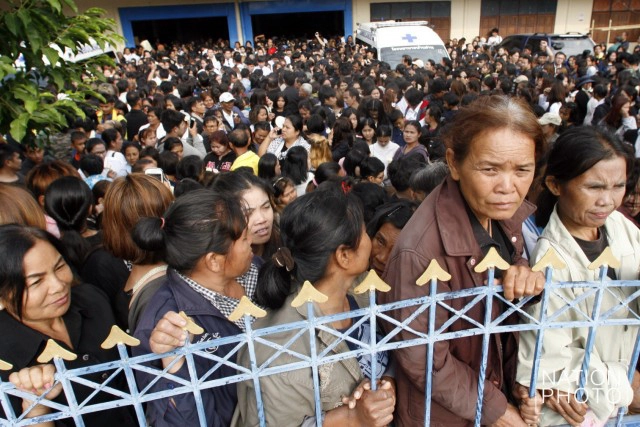 ประชาชนร่วมส่ง "ปอ ทฤษฎี" ครั้งสุดท้าย