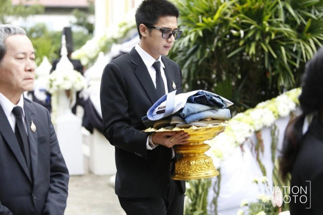 ภาพชุด ครอบครัวสหวงษ์ เคลื่อนศพ "ปอ ทฤษฎี" ไปเมรุ