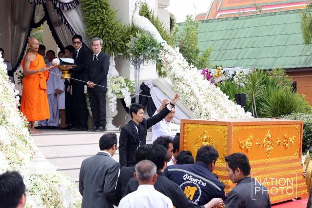 ภาพชุด ครอบครัวสหวงษ์ เคลื่อนศพ "ปอ ทฤษฎี" ไปเมรุ