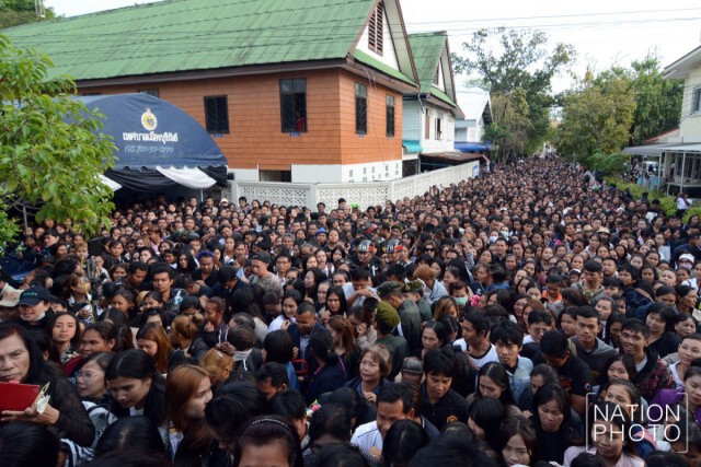 ภาพชุด มหาชนหลั่งไหล ร่วมส่ง "ปอ ทฤษฎี" สู่สรวงสวรรค์